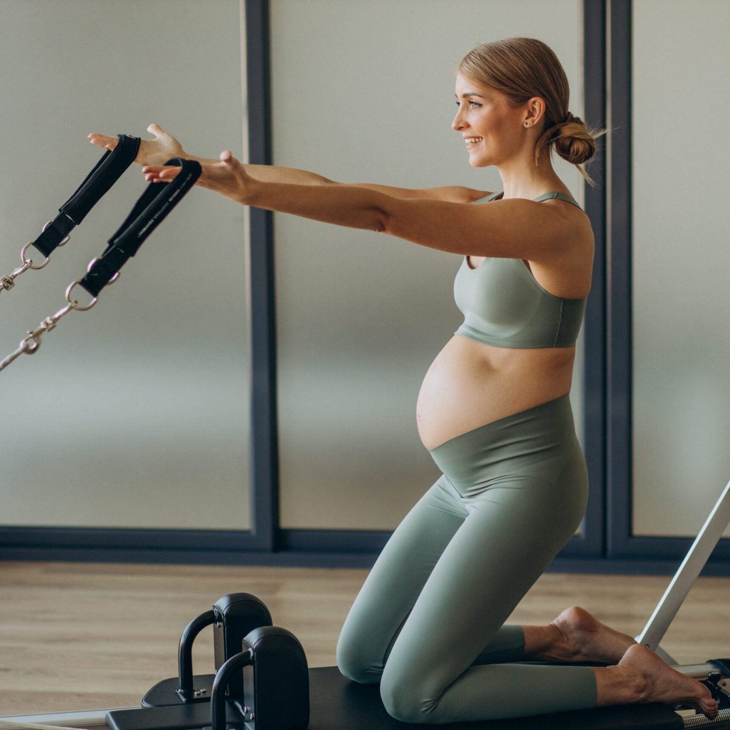 Beneficios-del-Pilates-Reformer-durante-y-despues-del-embarazo-Blog-Gimnasio-Wellsportclub-scaled